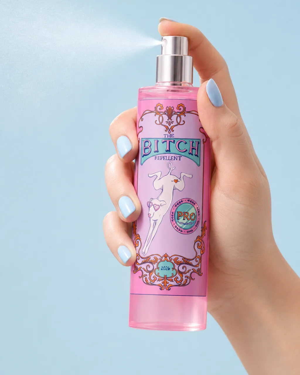 Mano con uñas azul claro pulverizando el spray rosa Bitch Repellent sobre fondo azul claro