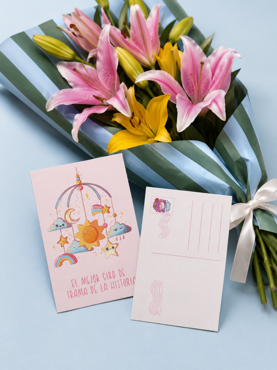 Postales ilustradas A6 de Lizy Del Busto junto a un ramo de flores
